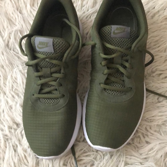 nike women's tanjun olive green